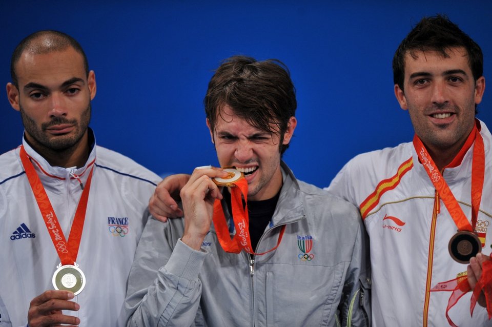 Γιατί οι αθλητές δαγκώνουν τα μετάλλιά τους [εικόνες] | iefimerida.gr 0