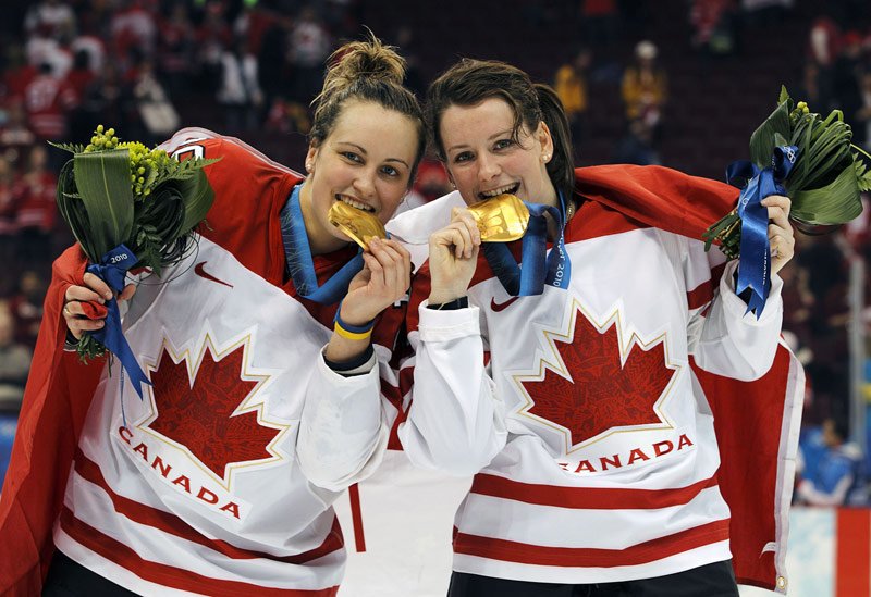 Γιατί οι αθλητές δαγκώνουν τα μετάλλιά τους [εικόνες] | iefimerida.gr 2