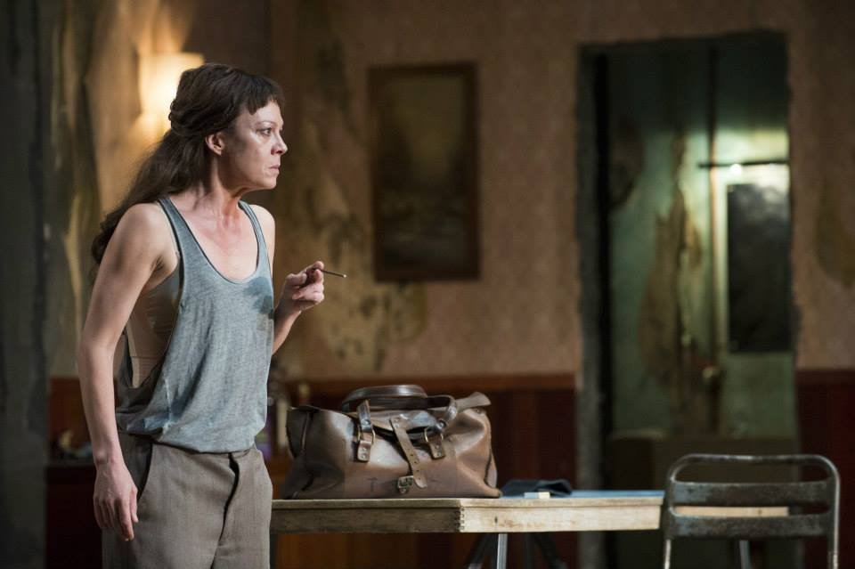 Η Μήδεια που καπνίζει και φορά σέξι t-shirt, συγκλόνισε το Λονδίνο και «έρχεται» την Πέμπτη στο Μέγαρο Μουσικής [εικόνες] | iefimerida.gr 4