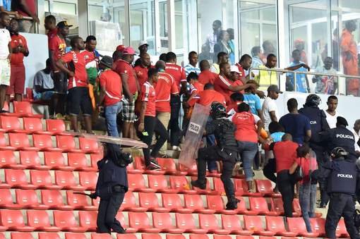 Μεγάλης έκτασης επεισόδια και πολύ ξύλο στο Κόπα Αφρικα [εικόνες & βίντεο] | iefimerida.gr 0