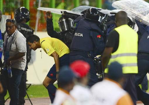 Μεγάλης έκτασης επεισόδια και πολύ ξύλο στο Κόπα Αφρικα [εικόνες & βίντεο] | iefimerida.gr 3