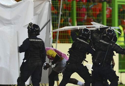 Μεγάλης έκτασης επεισόδια και πολύ ξύλο στο Κόπα Αφρικα [εικόνες & βίντεο] | iefimerida.gr 4