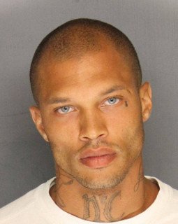 Ο καυτός γαλανομάτης κατάδικος που έγινε viral, αλλάζει ριζικά [εικόνες] | iefimerida.gr 0