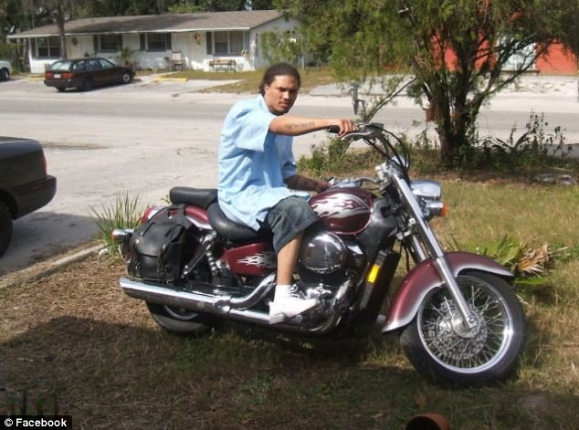 Ο γαλανομάτης γκάνγκστερ που τρέλανε τα μίντια -Είναι παντρεμένος με παιδί και αδιαφορεί για τον θαυμασμό [εικόνες] | iefimerida.gr 6