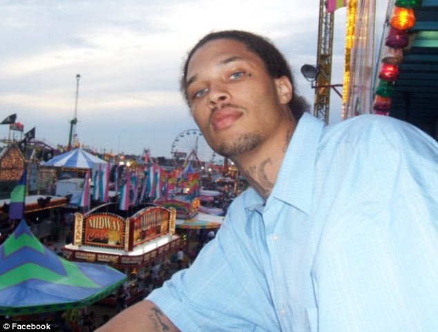 Ο γαλανομάτης γκάνγκστερ που τρέλανε τα μίντια -Είναι παντρεμένος με παιδί και αδιαφορεί για τον θαυμασμό [εικόνες] | iefimerida.gr 7