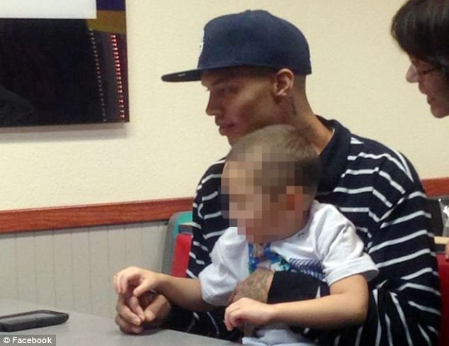 Ο γαλανομάτης γκάνγκστερ που τρέλανε τα μίντια -Είναι παντρεμένος με παιδί και αδιαφορεί για τον θαυμασμό [εικόνες] | iefimerida.gr 11