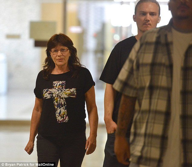 Ο γαλανομάτης γκάνγκστερ που τρέλανε τα μίντια -Είναι παντρεμένος με παιδί και αδιαφορεί για τον θαυμασμό [εικόνες] | iefimerida.gr 12