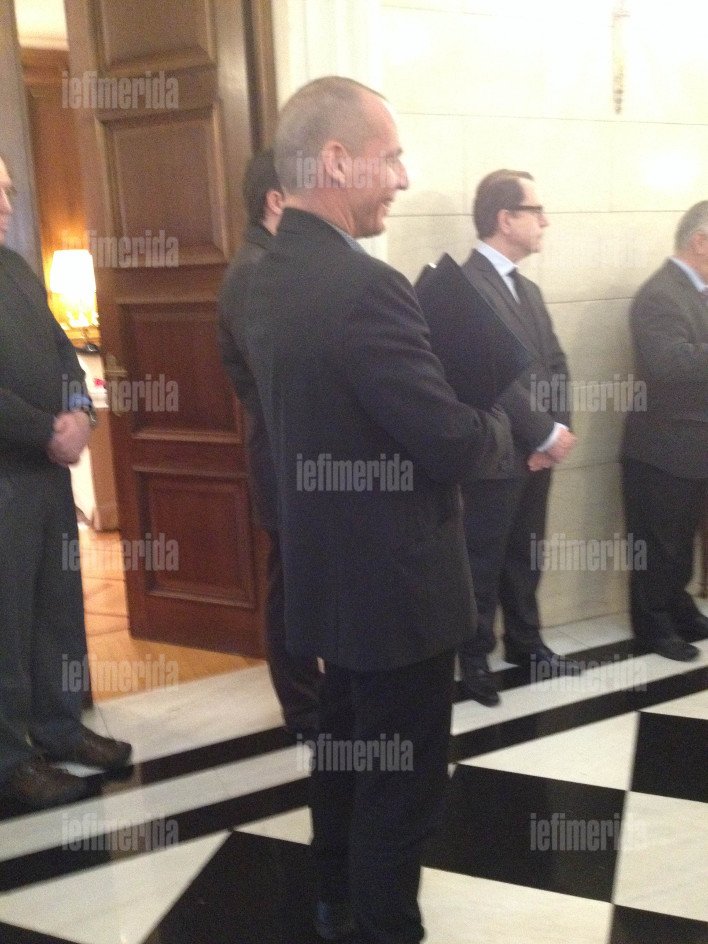  Το backstage της συνέντευξης Τύπου Τσίπρα-Γκουρία -Τα χαμόγελα Βαρουφάκη και τα sms του Δραγασάκη [εικόνες] | iefimerida.gr 1