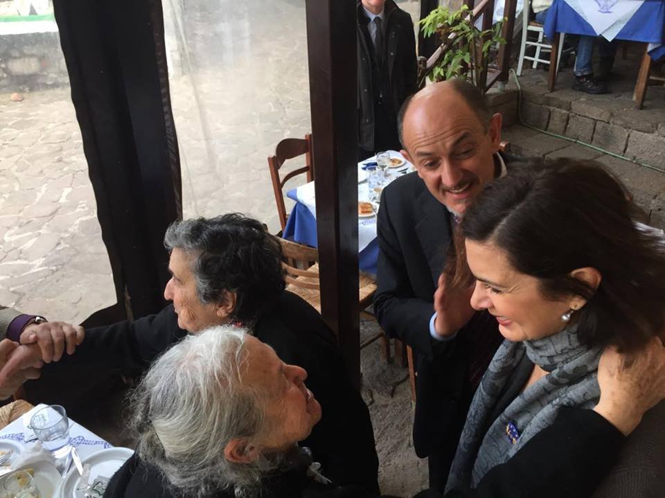 Η πρόεδρος της Ιταλικής βουλής στη Λέσβο: Φόρεσε σωσίβιο προσφύγων και συνάντησε τις τρεις γιαγιάδες [εικόνες] | iefimerida.gr 3