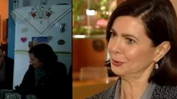 Η πρόεδρος της Ιταλικής βουλής στη Λέσβο: Φόρεσε σωσίβιο προσφύγων και συνάντησε τις τρεις γιαγιάδες [εικόνες] | iefimerida.gr 4