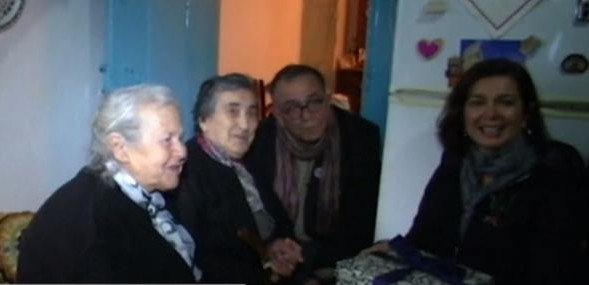 Η πρόεδρος της Ιταλικής βουλής στη Λέσβο: Φόρεσε σωσίβιο προσφύγων και συνάντησε τις τρεις γιαγιάδες [εικόνες] | iefimerida.gr 2