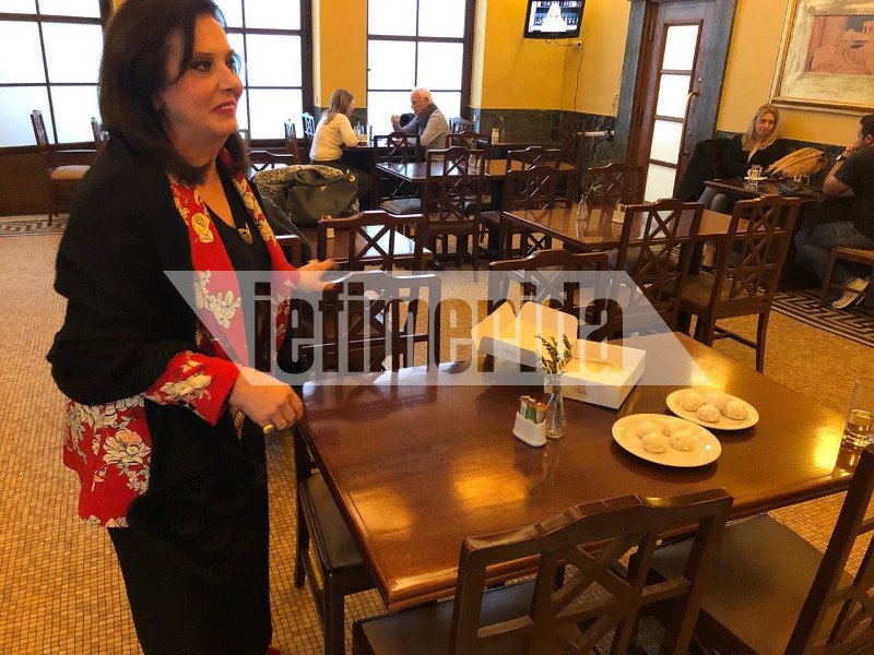 Η Μεγαλοοικονόμου πήγε στη Βουλή με κουραμπιέδες για να κεράσει τους βουλευτές [εικόνες] | iefimerida.gr 1