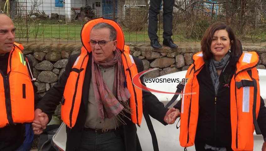 Η πρόεδρος της Ιταλικής βουλής στη Λέσβο: Φόρεσε σωσίβιο προσφύγων και συνάντησε τις τρεις γιαγιάδες [εικόνες] | iefimerida.gr 0