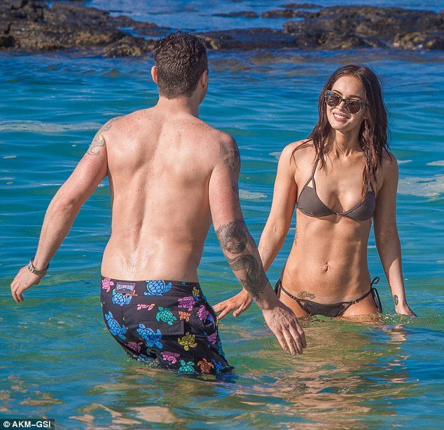 Εγκεφαλικά μοίρασε η Μέγκαν Φοξ στην παραλία [εικόνες] | iefimerida.gr 8