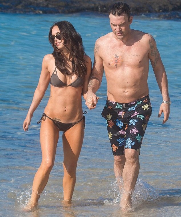 Εγκεφαλικά μοίρασε η Μέγκαν Φοξ στην παραλία [εικόνες] | iefimerida.gr 1