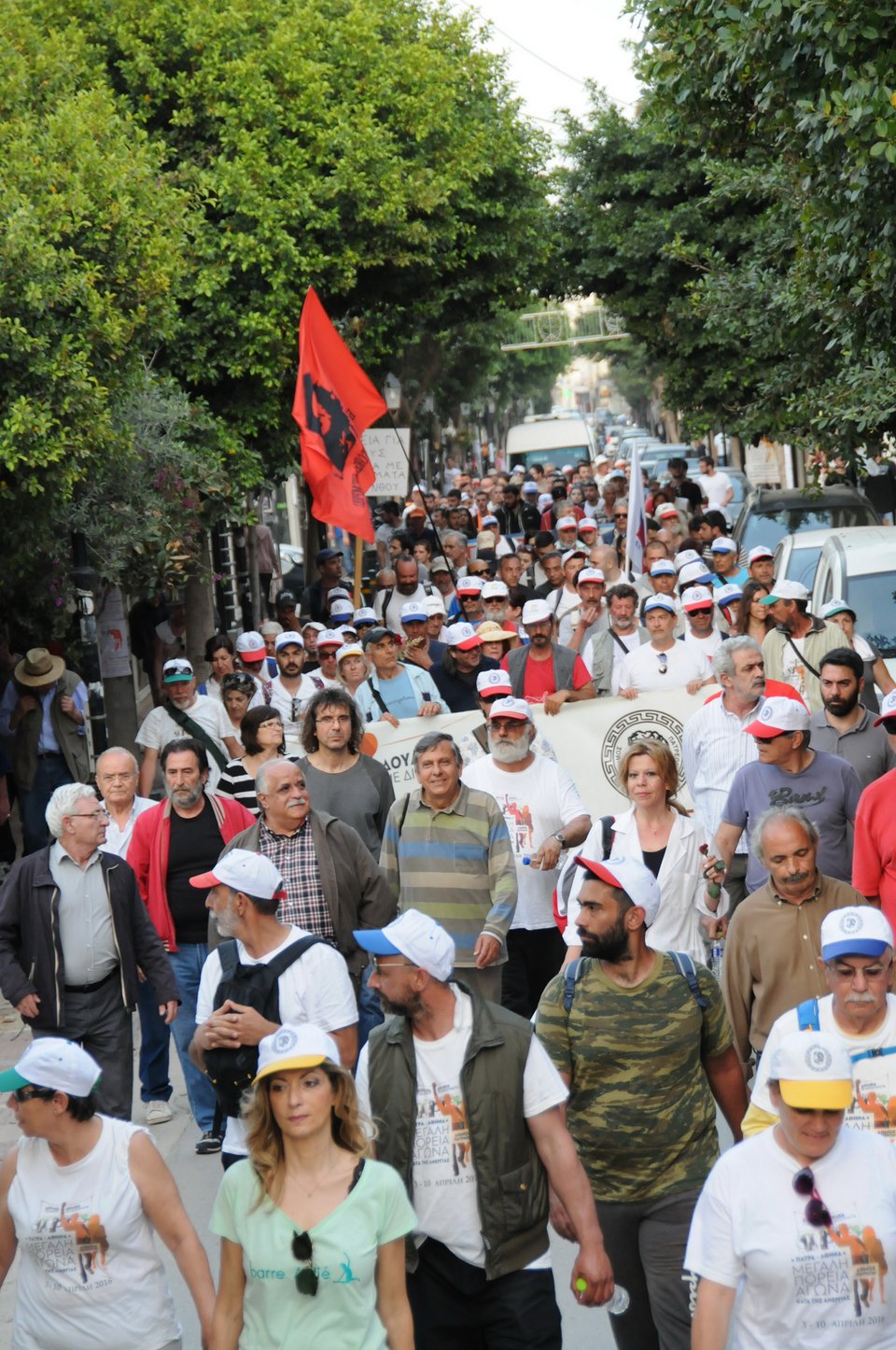 Εφτασε στα Μέγαρα η πορεία με τα πόδια από την Πάτρα κατά της ανεργίας [εικόνες & βίντεο] | iefimerida.gr 2