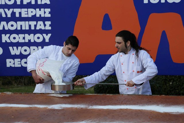 Στο βιβλίο Γκίνες οι αρτοποιοί της Αθήνας -Εφτιαξαν τη μεγαλύτερη βασιλόπιτα του κόσμου [εικόνες] | iefimerida.gr 1