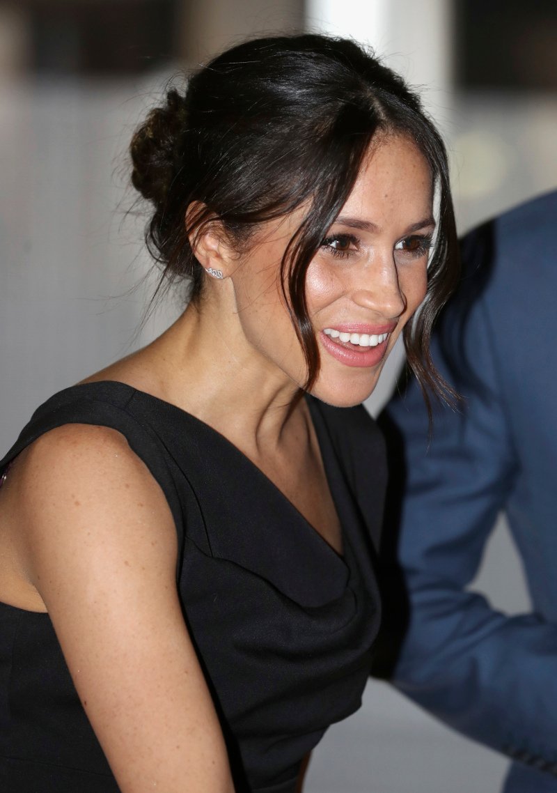 To 300 ευρώ LBD, αλά Τζάκι Ωνάση, της Μέγκαν Μαρκλ -Κάνει όλες να φαίνονται 2,5 κιλά πιο αδύνατες και ψηλότερες [εικόνες] | iefimerida.gr 3