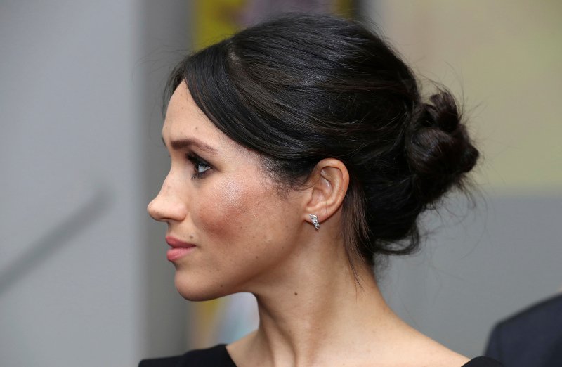 To 300 ευρώ LBD, αλά Τζάκι Ωνάση, της Μέγκαν Μαρκλ -Κάνει όλες να φαίνονται 2,5 κιλά πιο αδύνατες και ψηλότερες [εικόνες] | iefimerida.gr 4