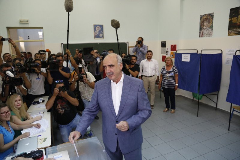 Οι αρχηγοί στις κάλπες, όλα τα παραλειπόμενα -Η Φώφη με τα παιδάκια της στο παραβάν, οι ρακές του Καμμένου, το... χαμένο ψηφοδέλτιο του Ποταμιού [εικόνες] | iefimerida.gr 8