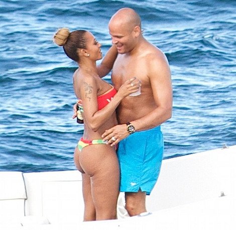 Οι παπαράτσι την «συνέλαβαν»: Πασίγνωστη τραγουδίστρια «πνιγμένη» στην κυτταρίτιδα [εικόνες] | iefimerida.gr 0