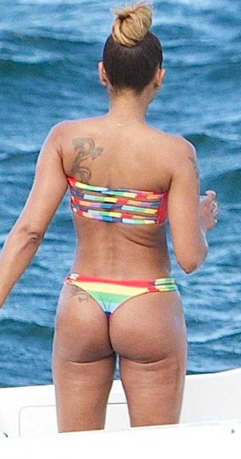 Οι παπαράτσι την «συνέλαβαν»: Πασίγνωστη τραγουδίστρια «πνιγμένη» στην κυτταρίτιδα [εικόνες] | iefimerida.gr 1