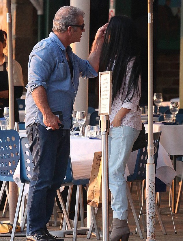 Μελ Γκίμπσον: Ερωτευμένος με καλλονή 35 χρόνια μικρότερή του [εικόνες]  | iefimerida.gr 1