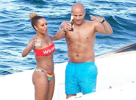 Οι παπαράτσι την «συνέλαβαν»: Πασίγνωστη τραγουδίστρια «πνιγμένη» στην κυτταρίτιδα [εικόνες] | iefimerida.gr 2