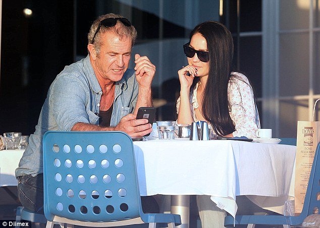 Μελ Γκίμπσον: Ερωτευμένος με καλλονή 35 χρόνια μικρότερή του [εικόνες]  | iefimerida.gr 2