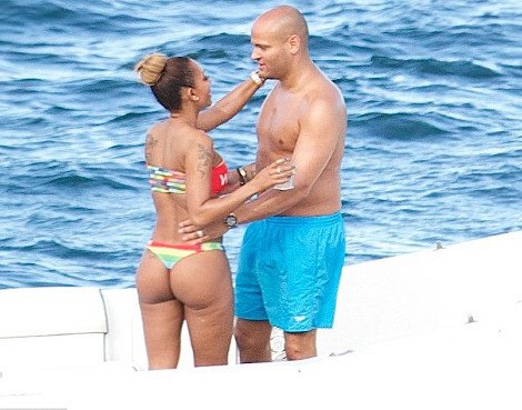 Οι παπαράτσι την «συνέλαβαν»: Πασίγνωστη τραγουδίστρια «πνιγμένη» στην κυτταρίτιδα [εικόνες] | iefimerida.gr 3