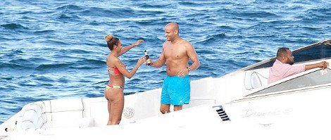 Οι παπαράτσι την «συνέλαβαν»: Πασίγνωστη τραγουδίστρια «πνιγμένη» στην κυτταρίτιδα [εικόνες] | iefimerida.gr 4