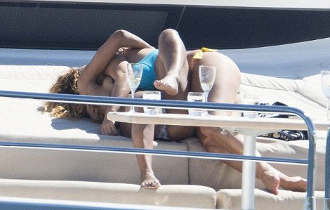 Πάρτι οργίων σε σκάφος -Τα καυτά φιλιά και οι αγκαλιές πασίγνωστης τραγουδίστριας με φίλη της [εικόνες] | iefimerida.gr 0