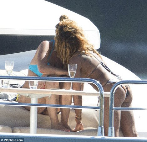 Πάρτι οργίων σε σκάφος -Τα καυτά φιλιά και οι αγκαλιές πασίγνωστης τραγουδίστριας με φίλη της [εικόνες] | iefimerida.gr 2