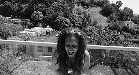 Τραγουδίστρια βγήκε στο μπαλκόνι και έδειξε προκλητικά τα οπίσθιά της σε γείτονες [εικόνες] | iefimerida.gr 0