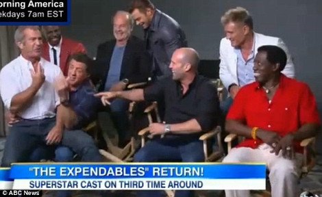 Εσπασε η καρέκλα του Μελ Γκίμπσον κατά τη διάρκεια εκπομπής -Κατέληξε στην αγκαλιά του Σταλόνε [εικόνες&βίντεο] | iefimerida.gr 1