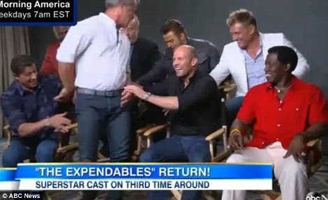 Εσπασε η καρέκλα του Μελ Γκίμπσον κατά τη διάρκεια εκπομπής -Κατέληξε στην αγκαλιά του Σταλόνε [εικόνες&βίντεο] | iefimerida.gr 0