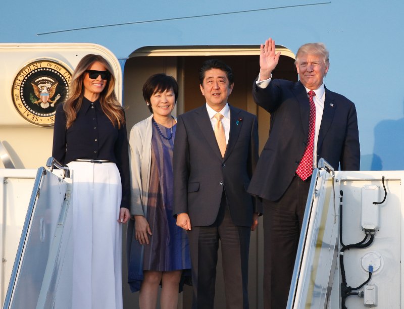 Η Πρώτη Κυρία της Ιαπωνίας δείπνησε με τον Τραμπ (για 2 ώρες) χωρίς να του μιλήσει στα αγγλικά [εικόνες] | iefimerida.gr 0
