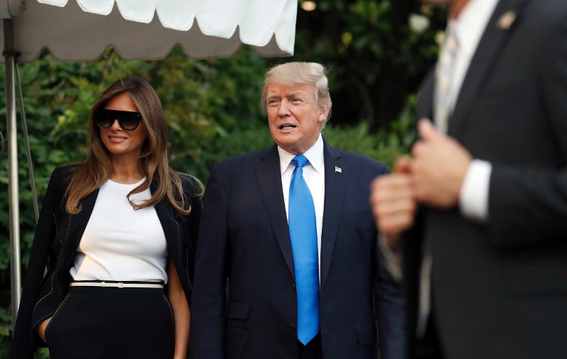 Κούρασε -Το κοστούμι και το μπλουζάκι που φορά ξανά και ξανά η Μελάνια Τραμπ [εικόνες] | iefimerida.gr 2