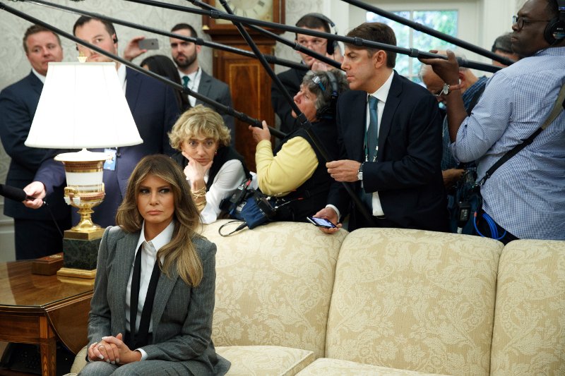 Μια Πρώτη Κυρία... fashionista -Η Μελάνια Τραμπ με κοστούμι και γραβάτα υποδέχεται τον Τριντό  [εικόνες] | iefimerida.gr 3