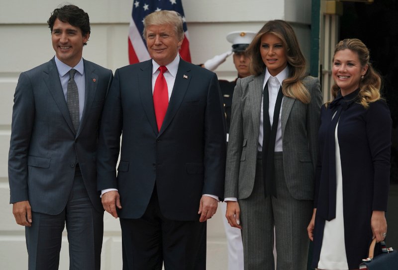 Μια Πρώτη Κυρία... fashionista -Η Μελάνια Τραμπ με κοστούμι και γραβάτα υποδέχεται τον Τριντό  [εικόνες] | iefimerida.gr 0