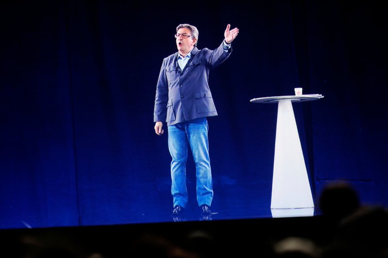 Γαλλία: Ο Μελανσόν έκανε προεκλογική συγκέντρωση σε 7 πόλεις... ταυτόχρονα -Μέσω ολογράμματος [εικόνες] | iefimerida.gr 2