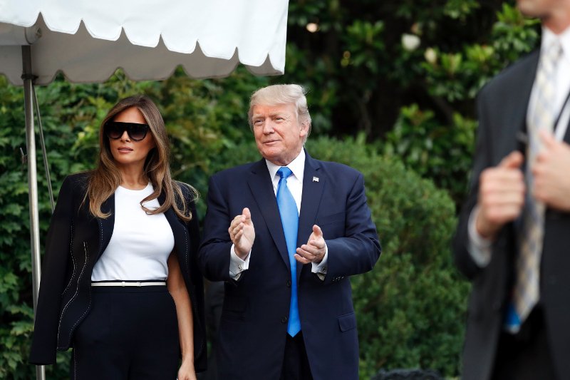 Κούρασε -Το κοστούμι και το μπλουζάκι που φορά ξανά και ξανά η Μελάνια Τραμπ [εικόνες] | iefimerida.gr 0