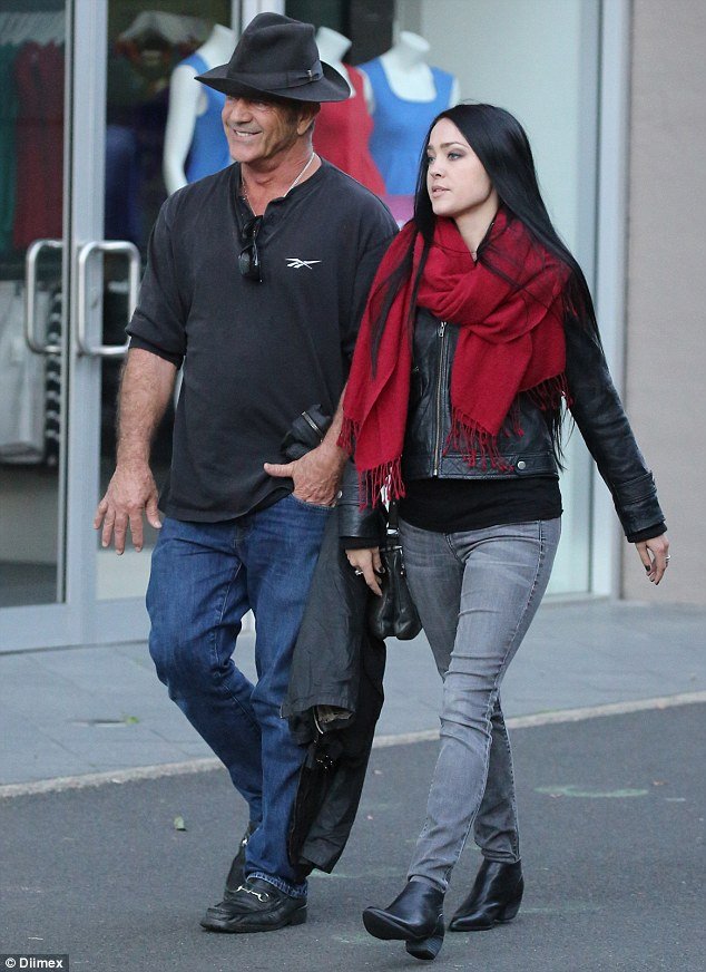 Ο Μελ Γκίμπσον με τη νέα του κατάκτηση, 24 ετών [εικόνες] | iefimerida.gr 2