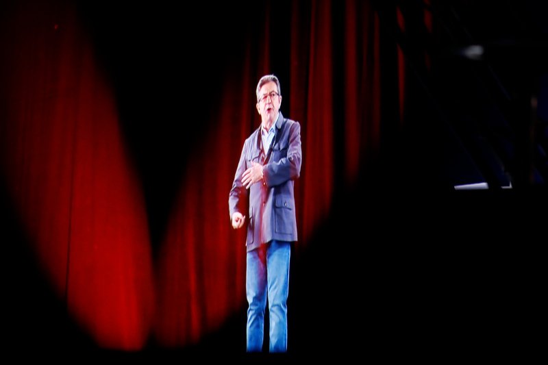 Γαλλία: Ο Μελανσόν έκανε προεκλογική συγκέντρωση σε 7 πόλεις... ταυτόχρονα -Μέσω ολογράμματος [εικόνες] | iefimerida.gr 1