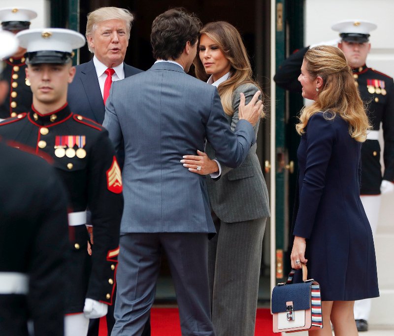 Μια Πρώτη Κυρία... fashionista -Η Μελάνια Τραμπ με κοστούμι και γραβάτα υποδέχεται τον Τριντό  [εικόνες] | iefimerida.gr 1