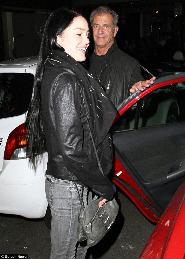 Ο Μελ Γκίμπσον με τη νέα του κατάκτηση, 24 ετών [εικόνες] | iefimerida.gr 4