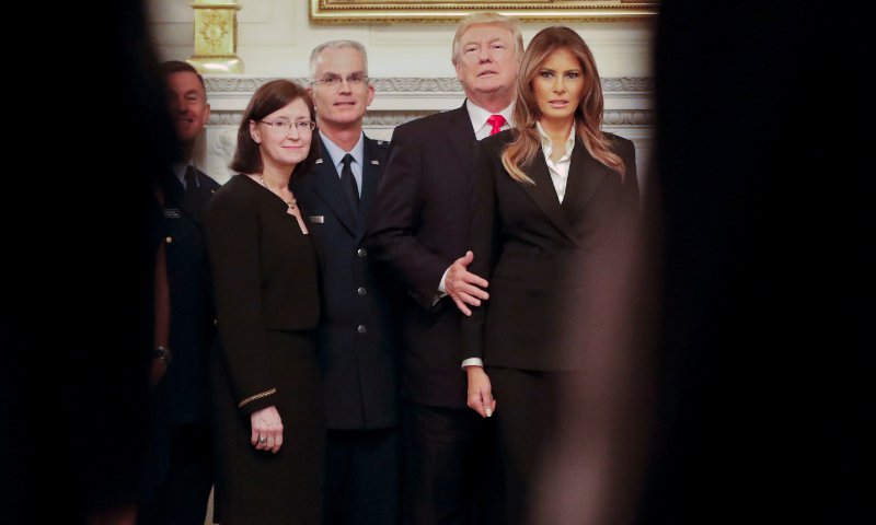 Κούρασε -Το κοστούμι και το μπλουζάκι που φορά ξανά και ξανά η Μελάνια Τραμπ [εικόνες] | iefimerida.gr 5