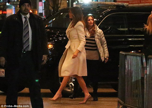 Η πρώτη νυχτερινή εμφάνιση της Μελάνια Τραμπ στη Νέα Υόρκη -Στιλάτη, στα λευκά, με τον γιο της [εικόνες] | iefimerida.gr 0