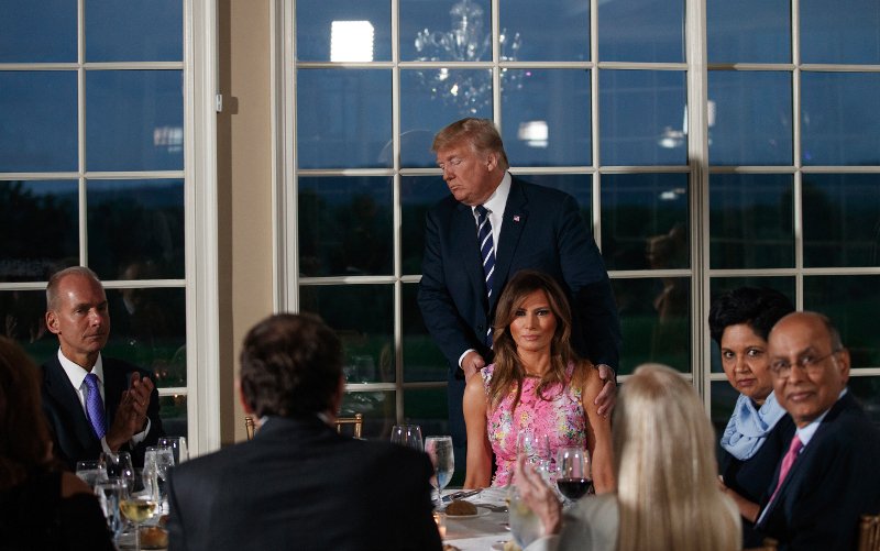 Η Μελάνια Τραμπ στα χνάρια της... Κέιτ Μίντλετον- Φόρεσε το ίδιο φόρεμα δύο φορές [εικόνες] | iefimerida.gr 1