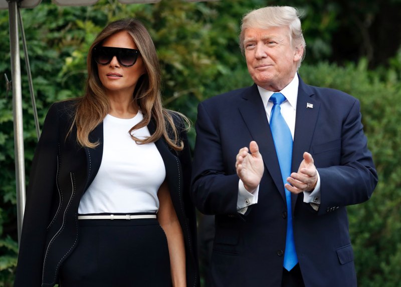 Κούρασε -Το κοστούμι και το μπλουζάκι που φορά ξανά και ξανά η Μελάνια Τραμπ [εικόνες] | iefimerida.gr 1